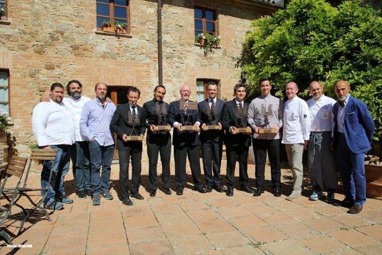 Da sinistra: Paolo Trippini, cuoco del Trippini Ristorante di Civitella del Lago (Tr); Marco Stabile, cuoco del ristorante Ora d’Aria di Firenze; Marco Parizzi, cuoco del Ristorante Parizzi di Parma; i commis Claudio Bronzi (Premio per la personalità), Mario Sposito (Premio per la tecnica), Antonio Tonola (Premio per il Miglior Protagonista di Sala), Paolo Gargiulo (Premio per l’eleganza), Cosimo Albano (Premio per l’accoglienza), Pascal Tinari (Premio per la simpatia); Andrea Tonola, cuoco del ristorante Lanterna Verde di Villa di Chiavenna (So); Leonardo Viscera, cuoco de Il Capriccio di Vieste (Fg); Enrico Chiavacci, direttore marketing Antinori